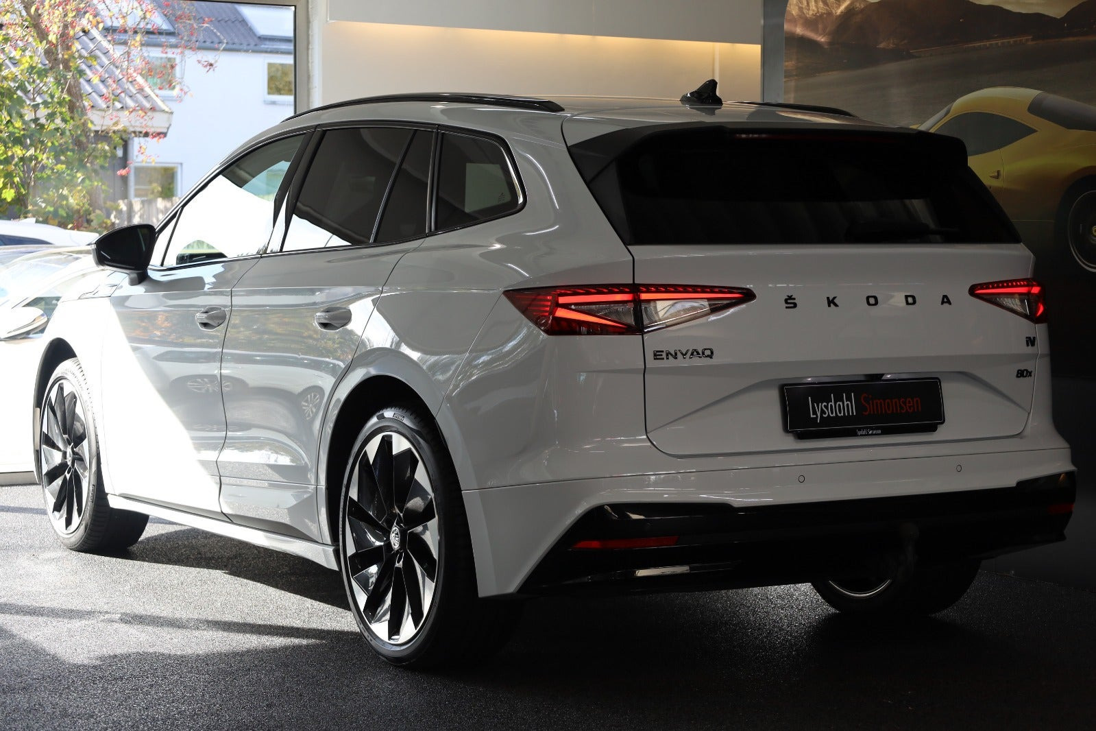 Hvid Skoda Enyaq fra 2023