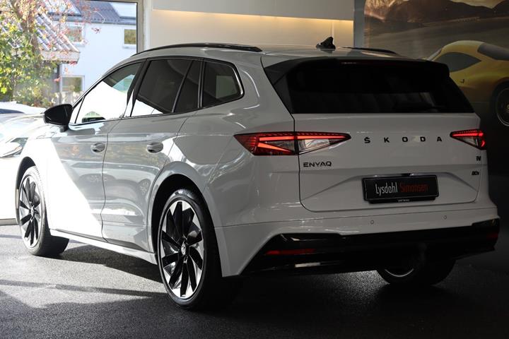 Hvid Skoda Enyaq fra 2023