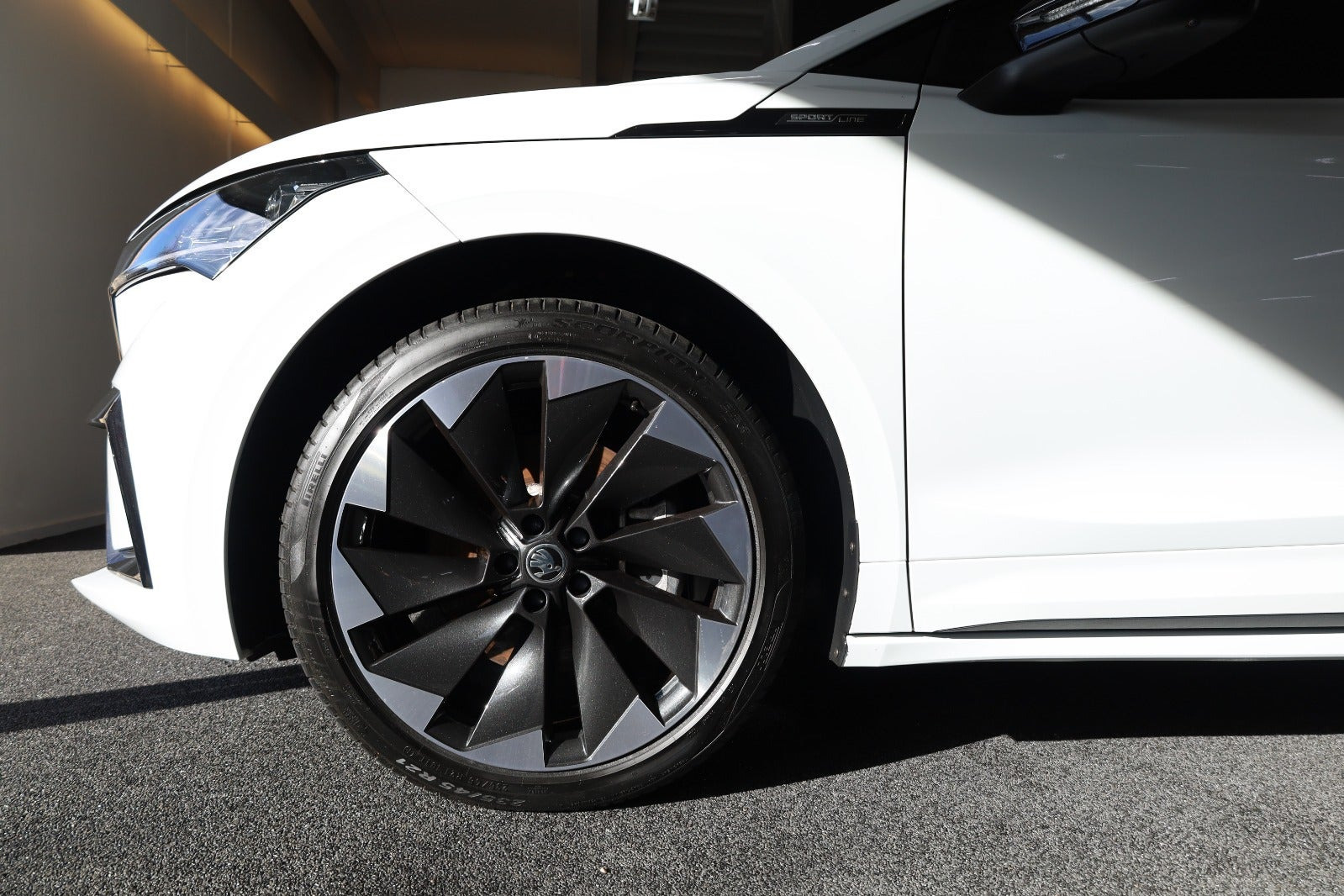 Hvid Skoda Enyaq fra 2023
