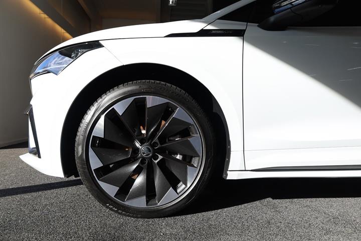 Hvid Skoda Enyaq fra 2023