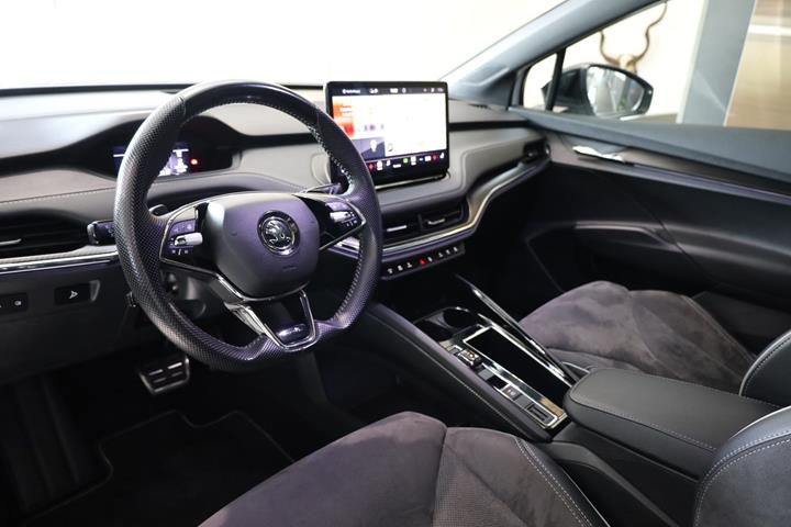 Hvid Skoda Enyaq fra 2023