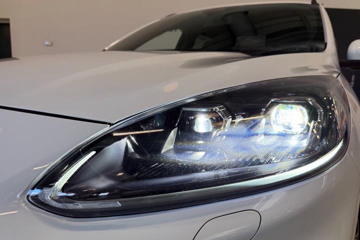 Hvid Ford Kuga fra 2022