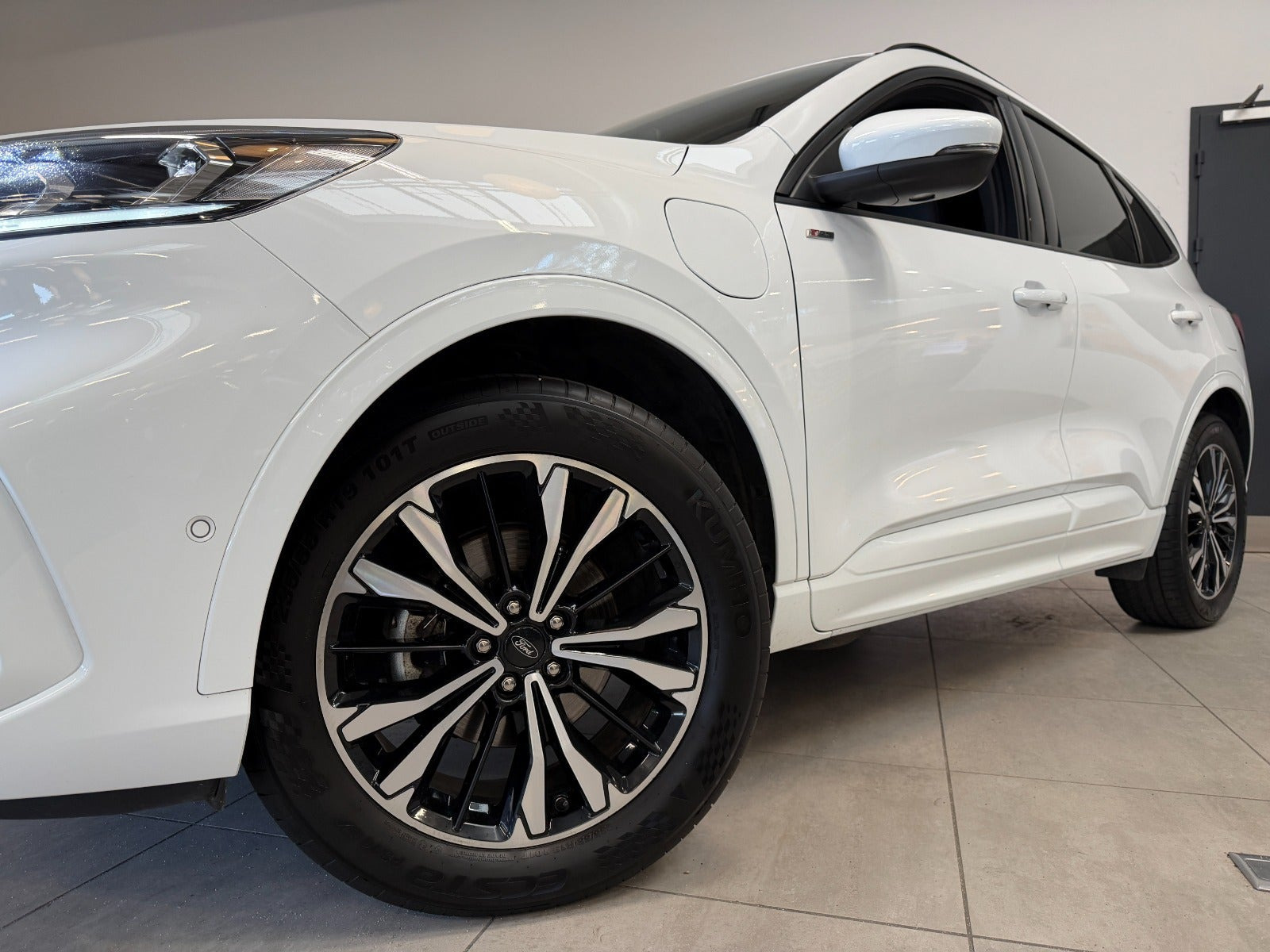 Hvid Ford Kuga fra 2022