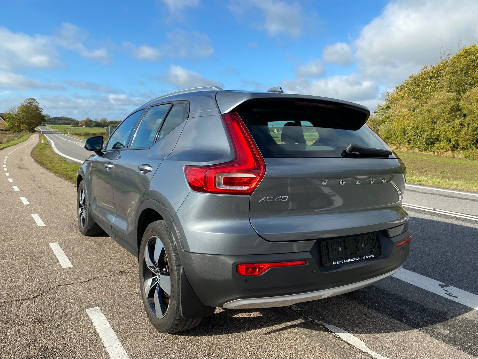 Grå Volvo XC40 fra 2019