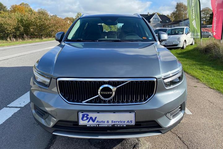 Grå Volvo XC40 fra 2019