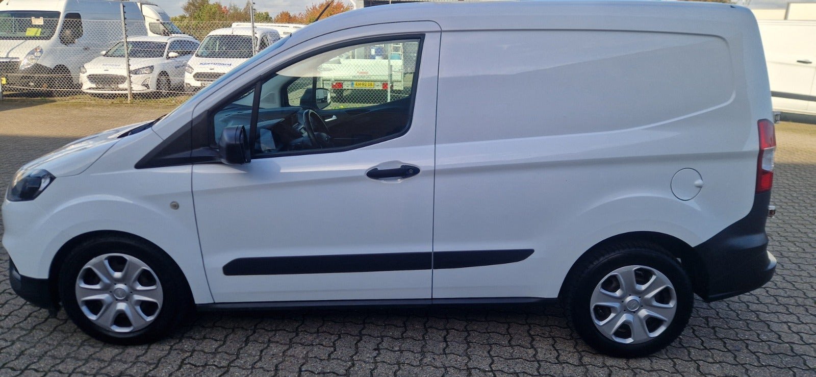Hvid Ford Transit Courier fra 2020