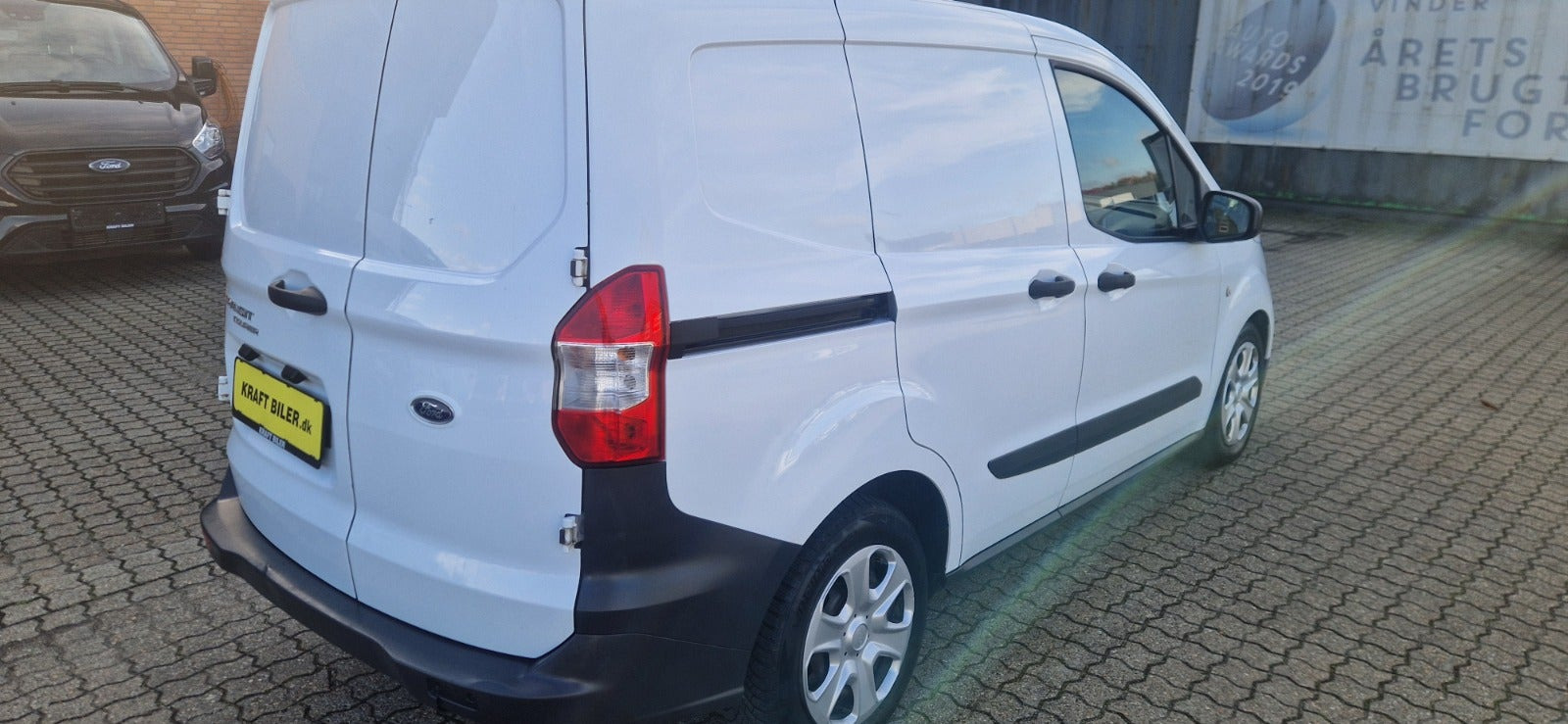 Hvid Ford Transit Courier fra 2020