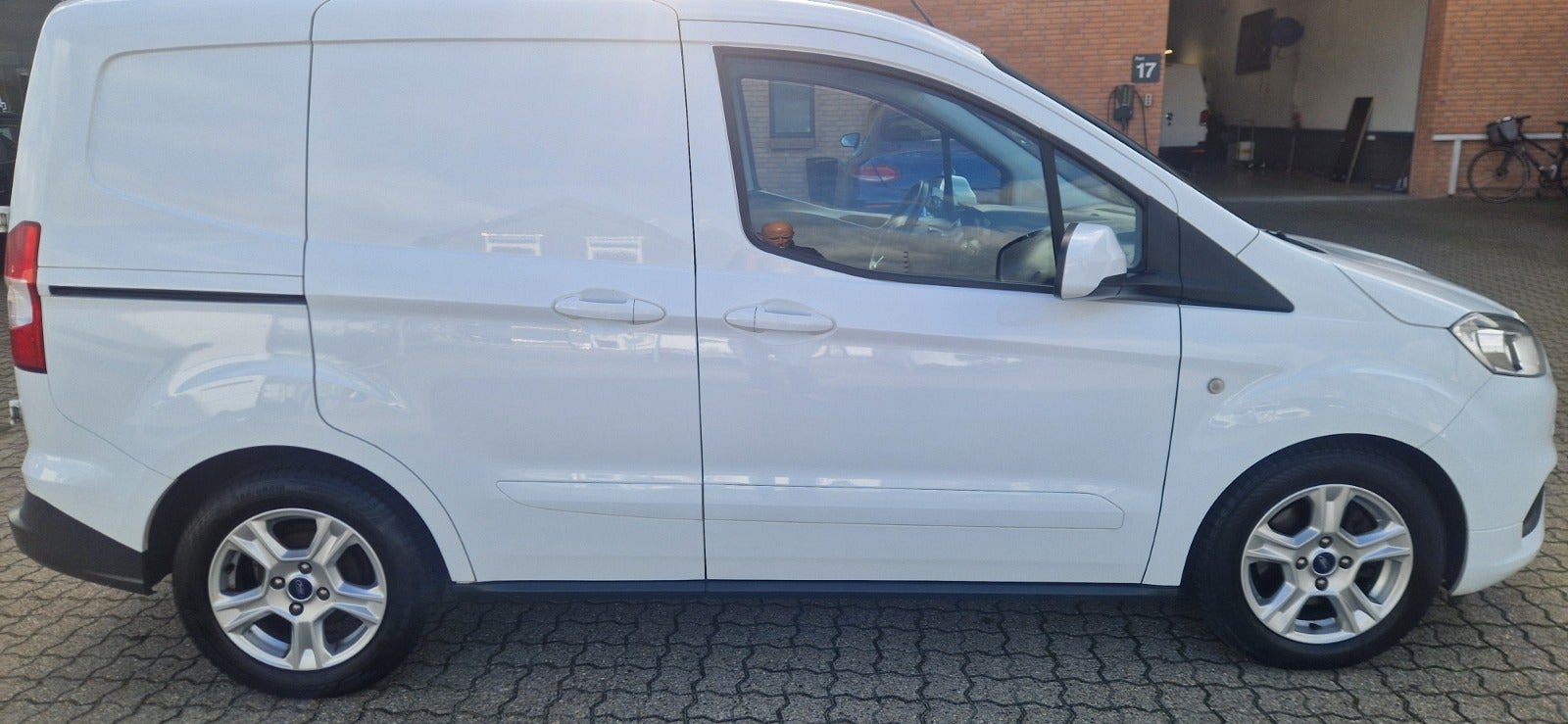 Hvid Ford Transit Courier fra 2021