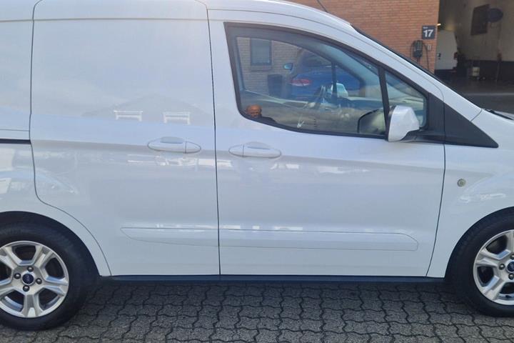 Hvid Ford Transit Courier fra 2021
