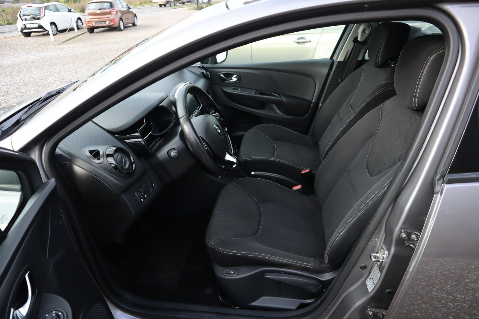 Grå Renault Clio IV fra 2013