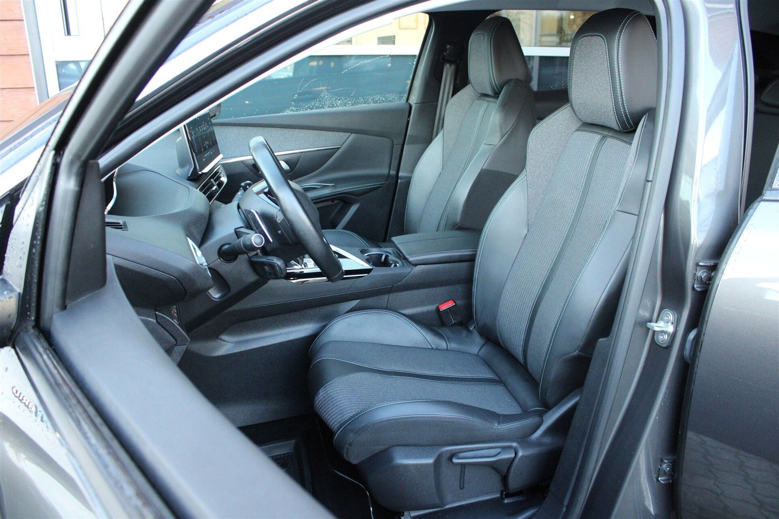 Grå Peugeot 3008 fra 2020