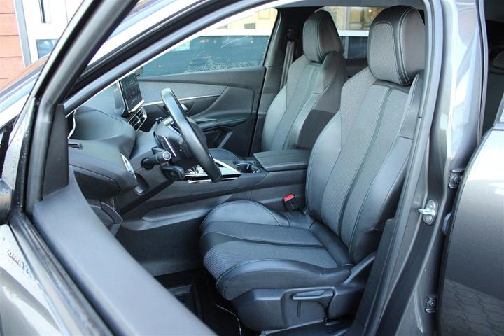 Grå Peugeot 3008 fra 2020