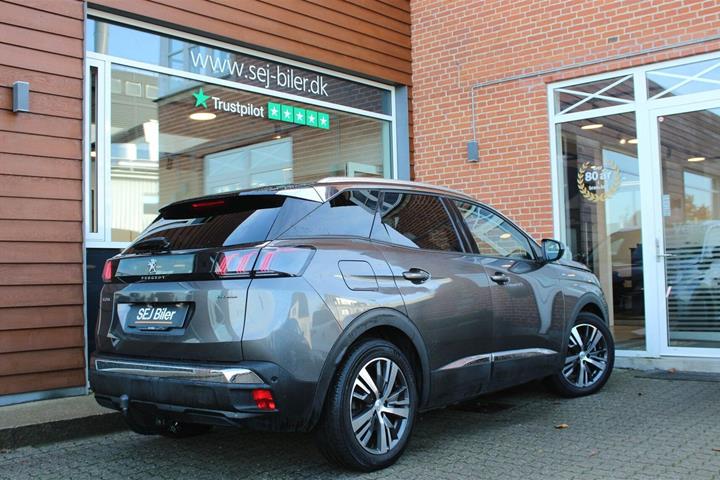 Grå Peugeot 3008 fra 2020