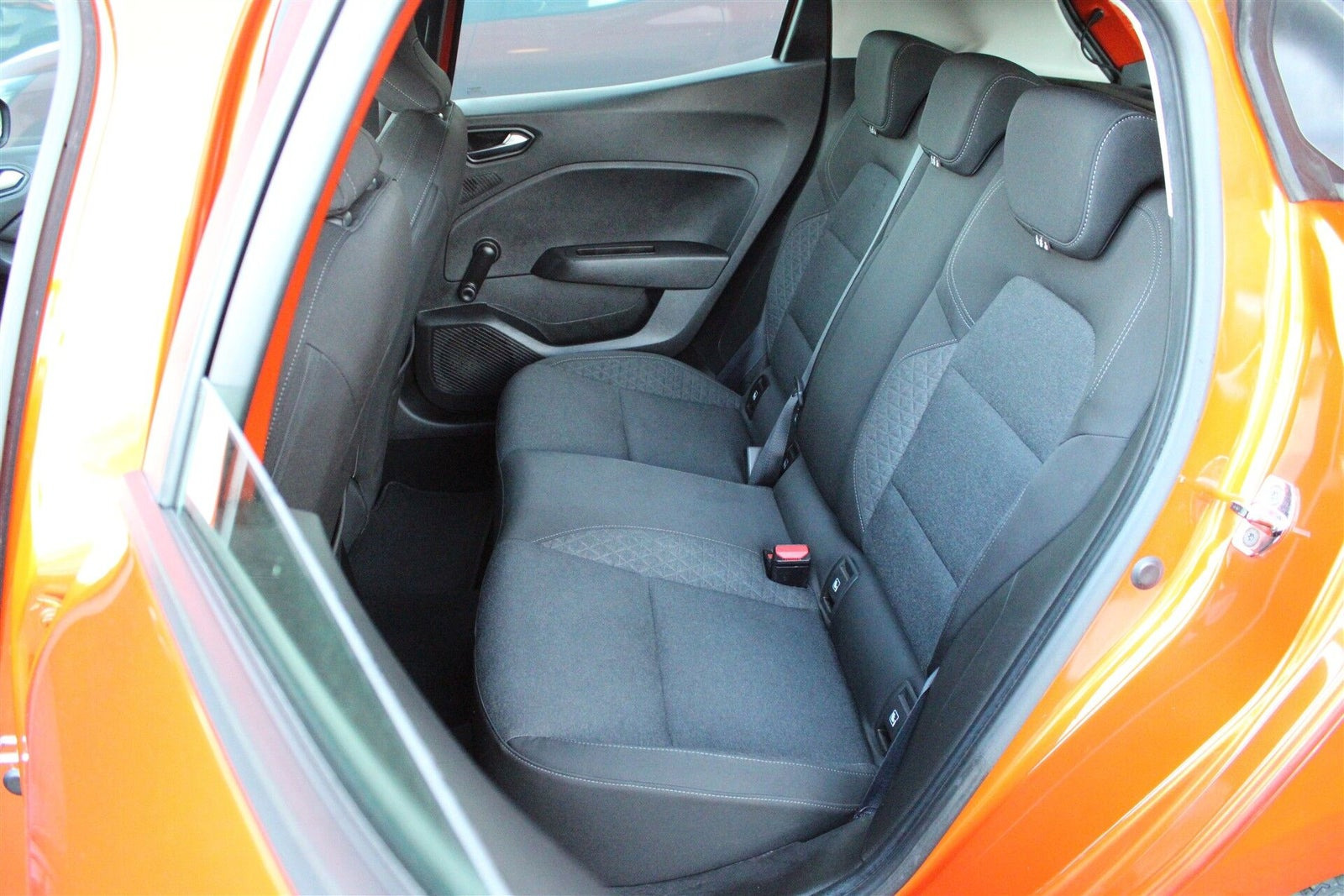 Orange Renault Clio V fra 2019