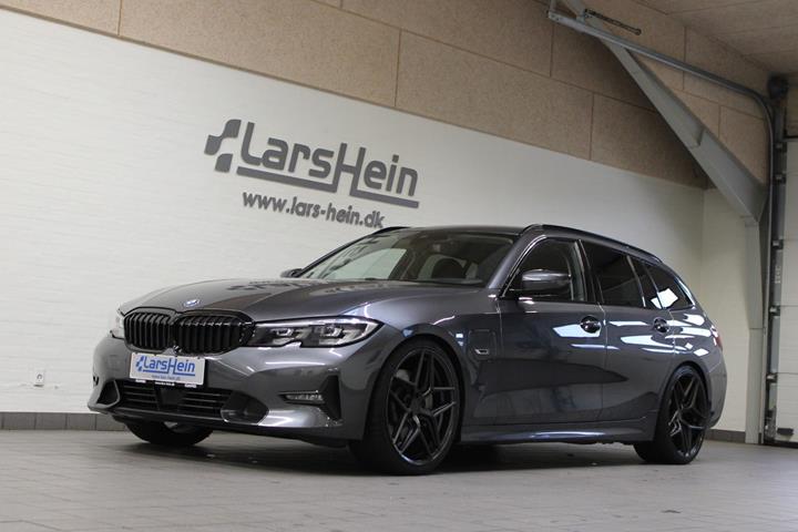 Grå BMW 330e fra 2021