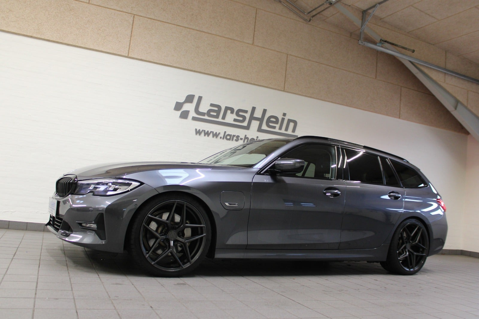Grå BMW 330e fra 2021