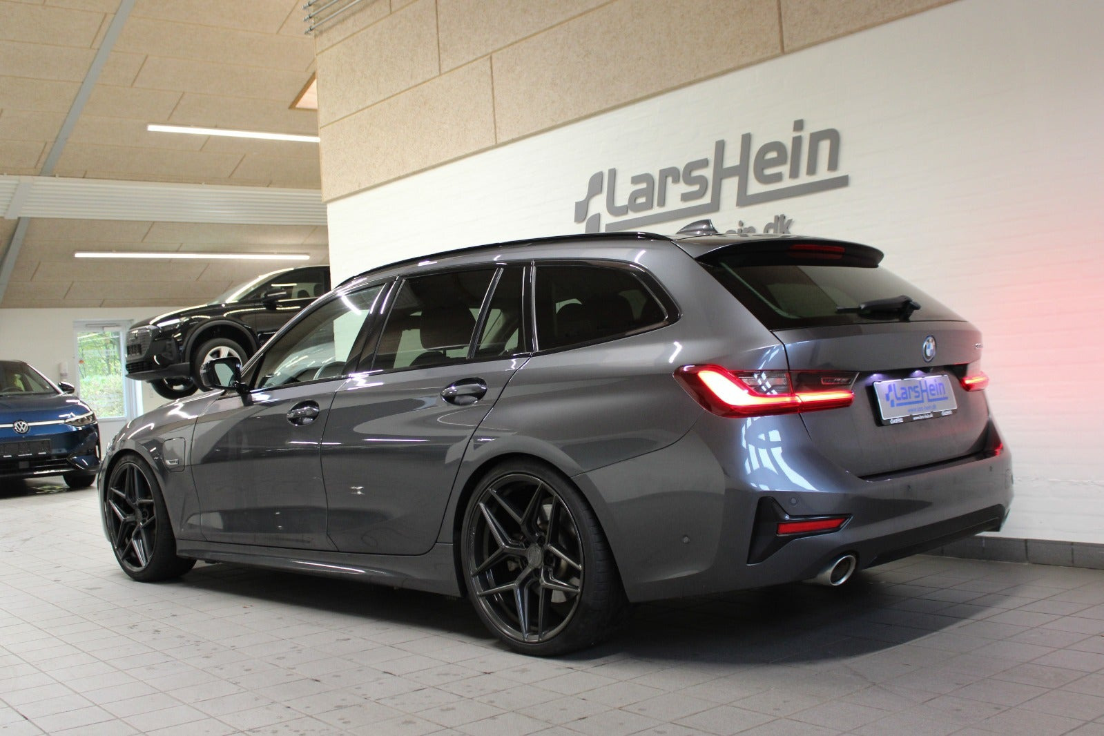 Grå BMW 330e fra 2021