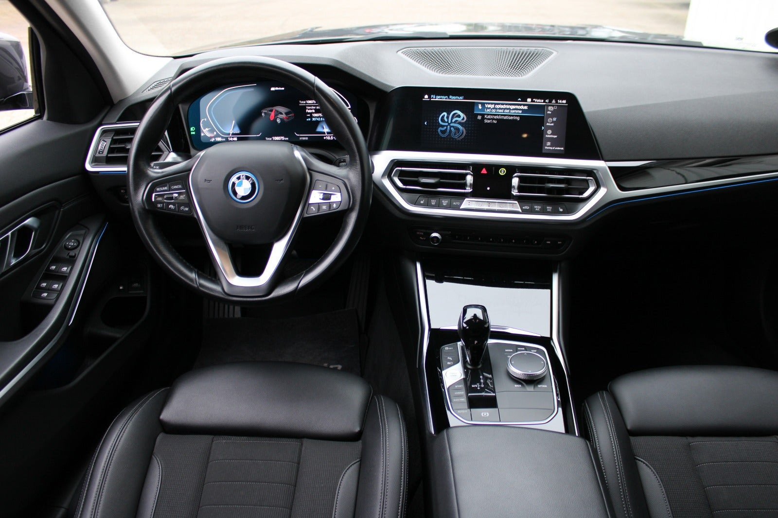 Grå BMW 330e fra 2021