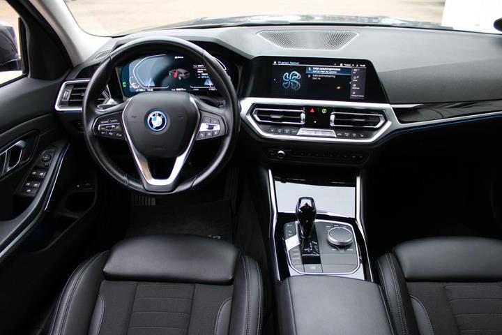 Grå BMW 330e fra 2021