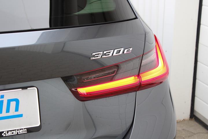 Grå BMW 330e fra 2021