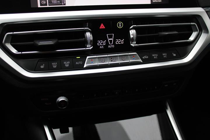 Grå BMW 330e fra 2021