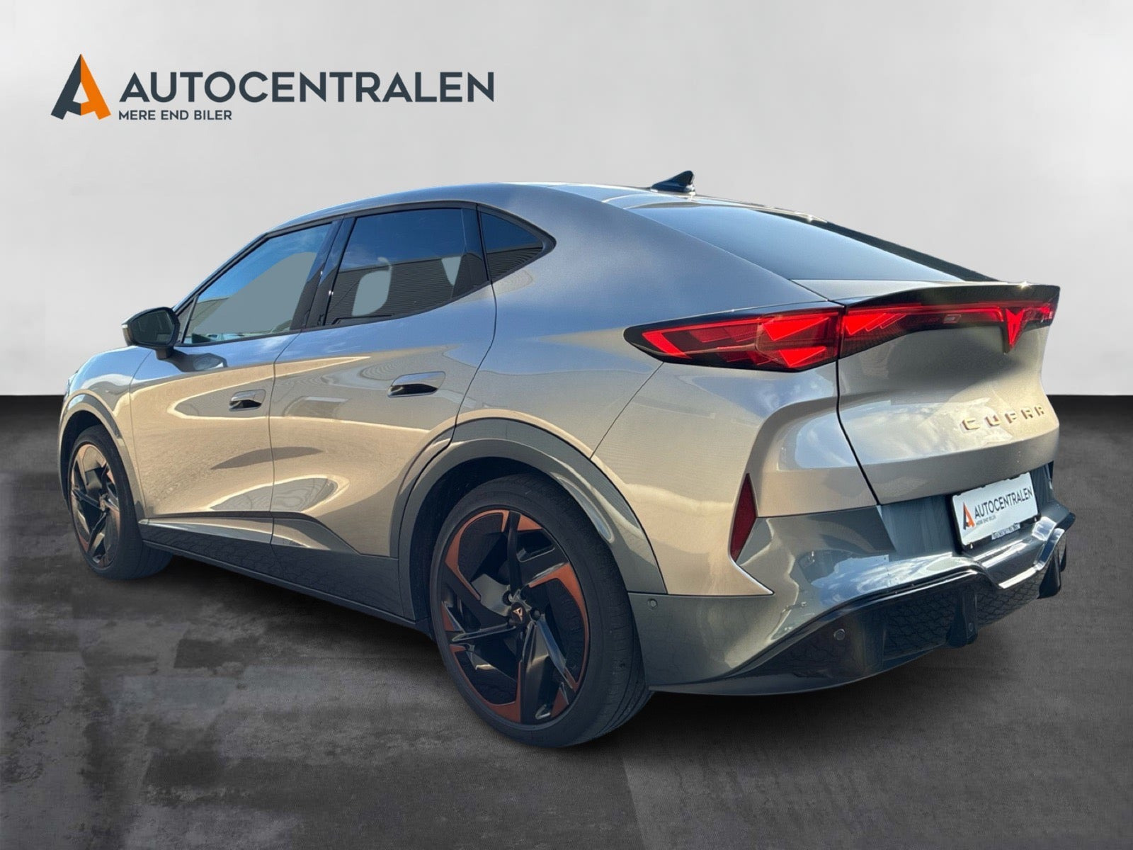 Beige Cupra Tavascan fra 2024