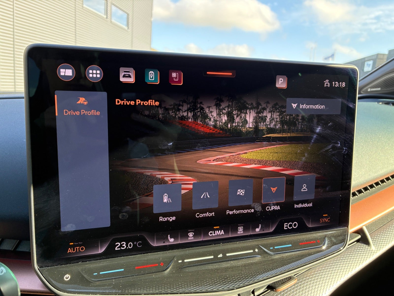 Beige Cupra Tavascan fra 2024