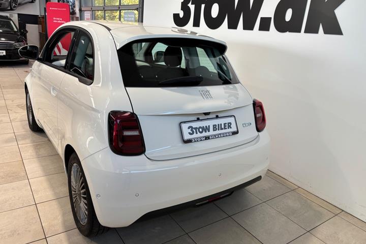 Hvid Fiat 500e fra 2023