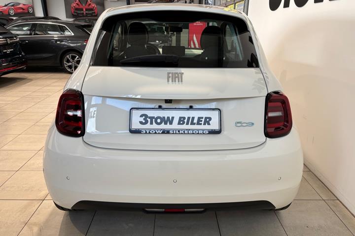 Hvid Fiat 500e fra 2023