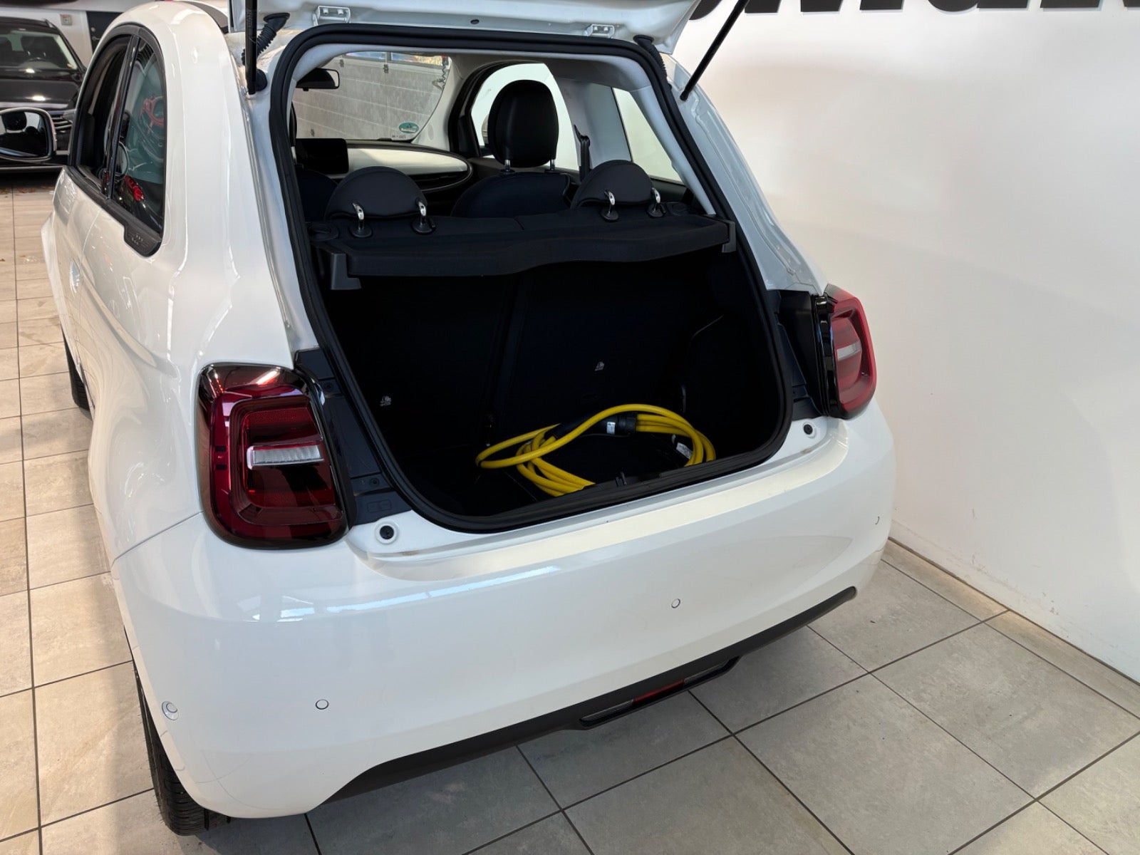 Hvid Fiat 500e fra 2023