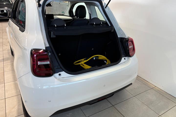 Hvid Fiat 500e fra 2023