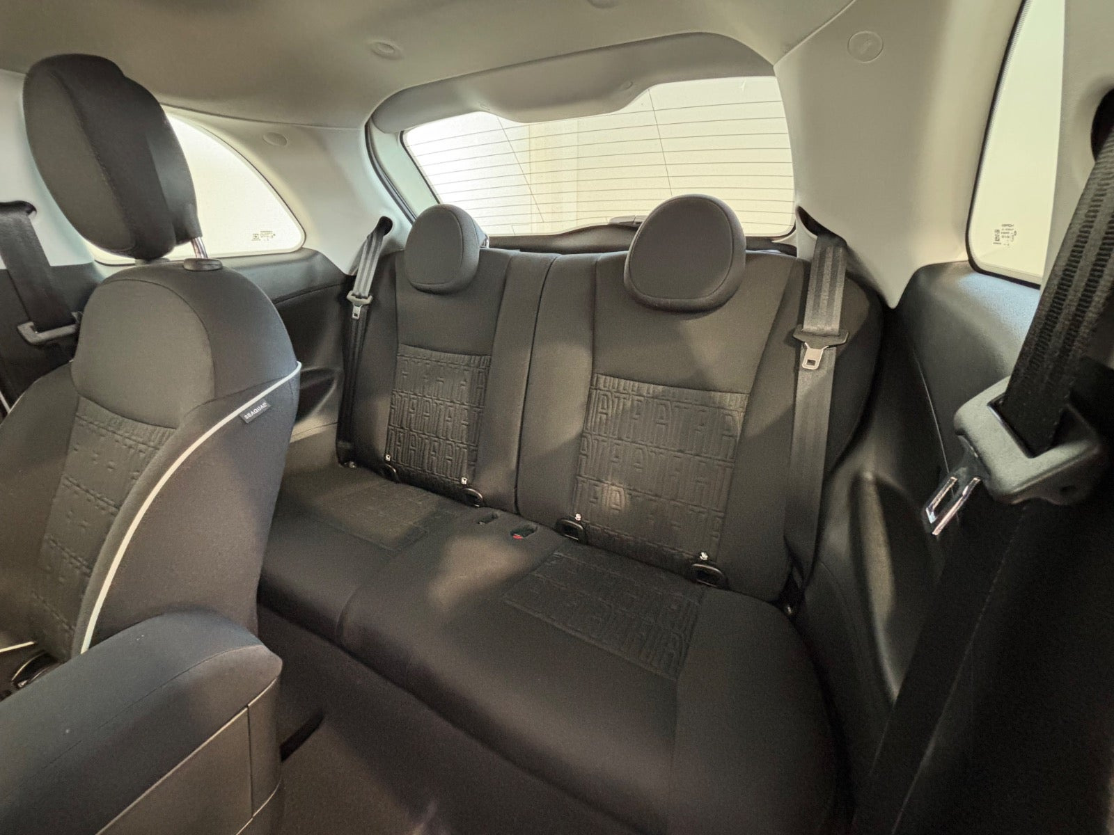 Hvid Fiat 500e fra 2023