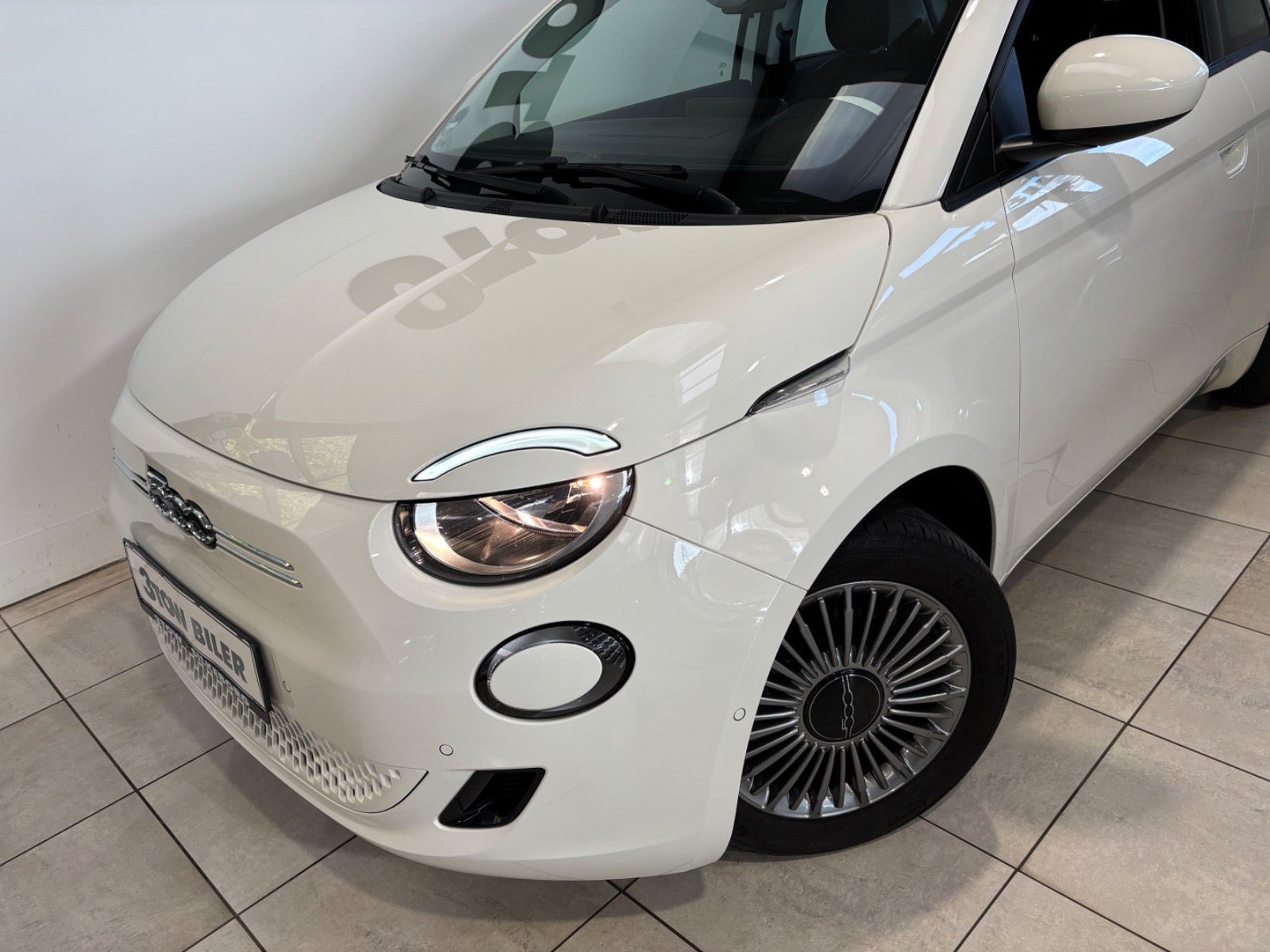 Hvid Fiat 500e fra 2023