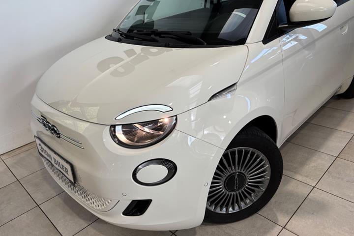 Hvid Fiat 500e fra 2023