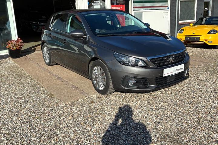 Grå Peugeot 308 fra 2018