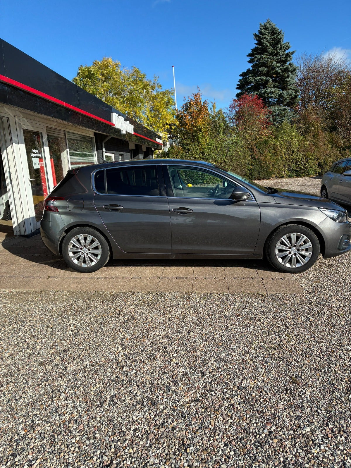 Grå Peugeot 308 fra 2018
