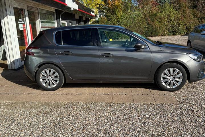 Grå Peugeot 308 fra 2018