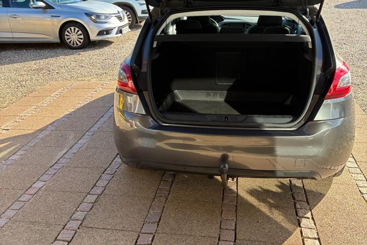 Grå Peugeot 308 fra 2018