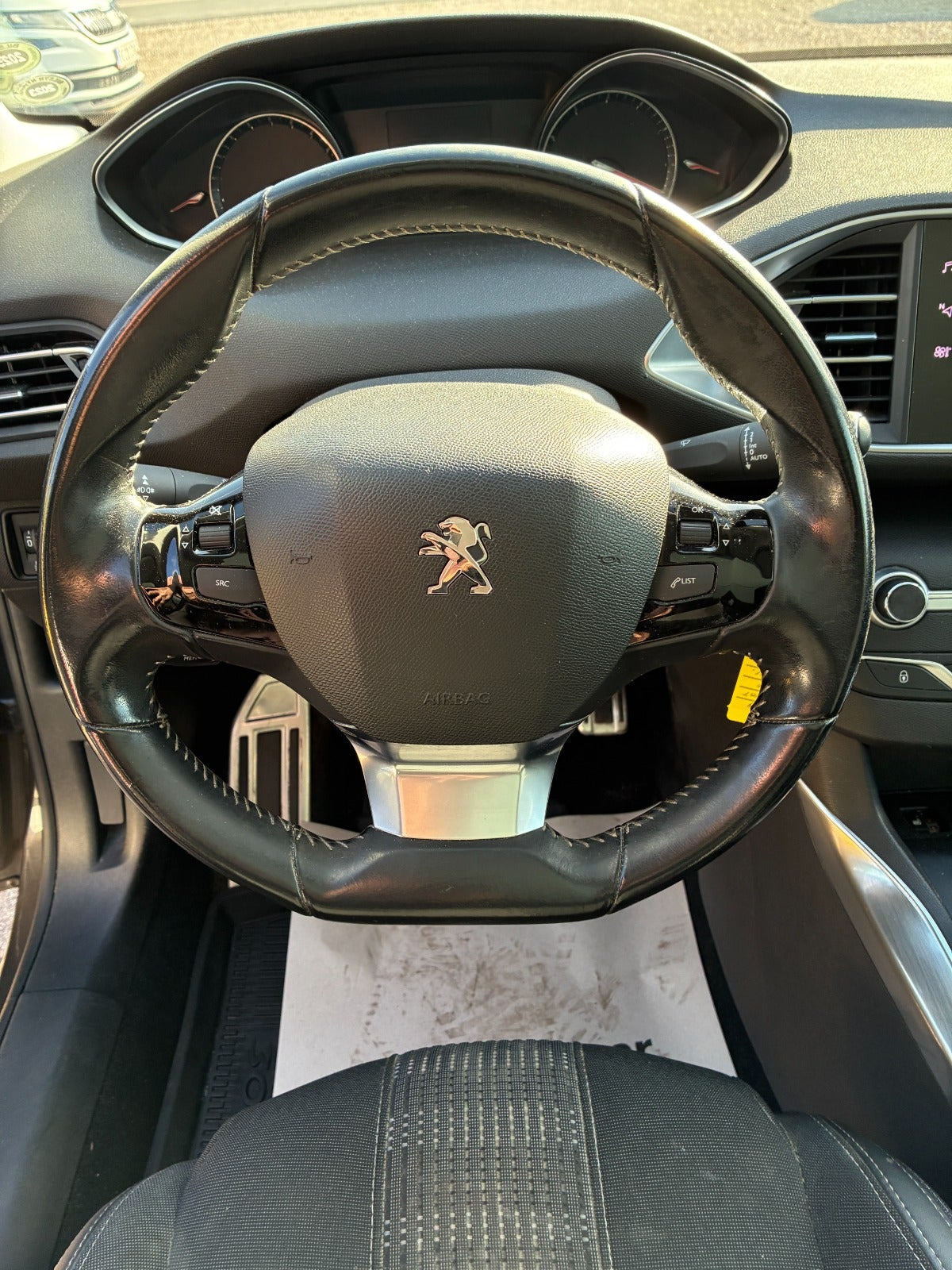 Grå Peugeot 308 fra 2018