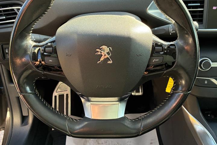 Grå Peugeot 308 fra 2018