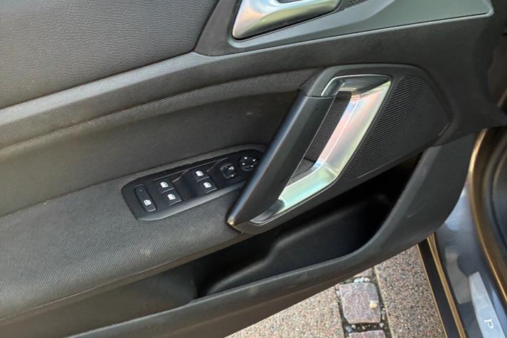 Grå Peugeot 308 fra 2018