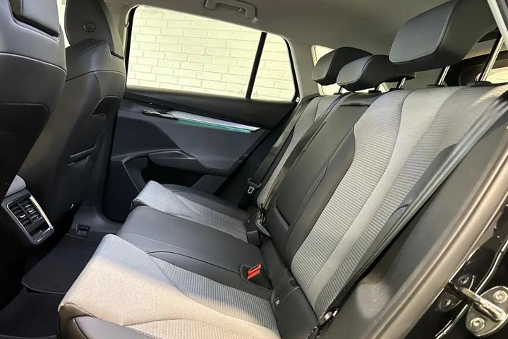 Sort Skoda Enyaq fra 2024