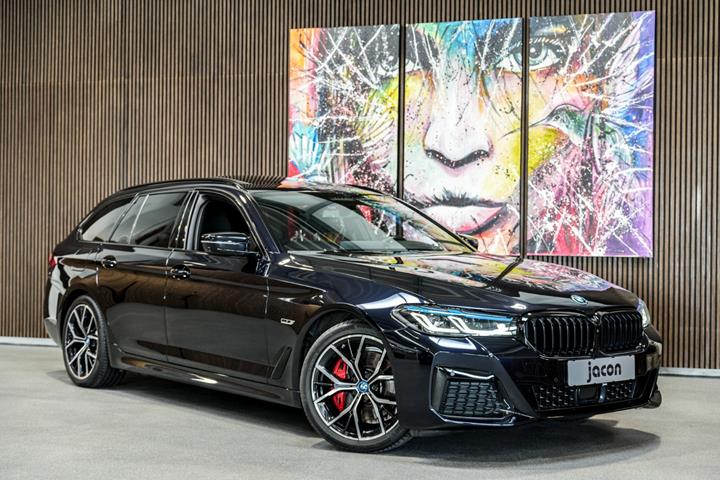 Sort BMW 530e fra 2023 set udefra