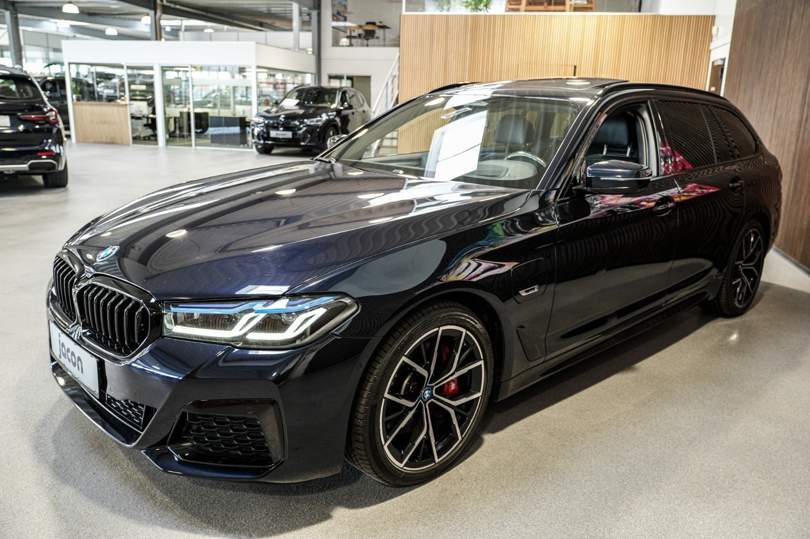 Sort BMW 530e fra 2023