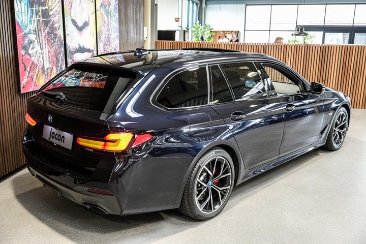 Sort BMW 530e fra 2023