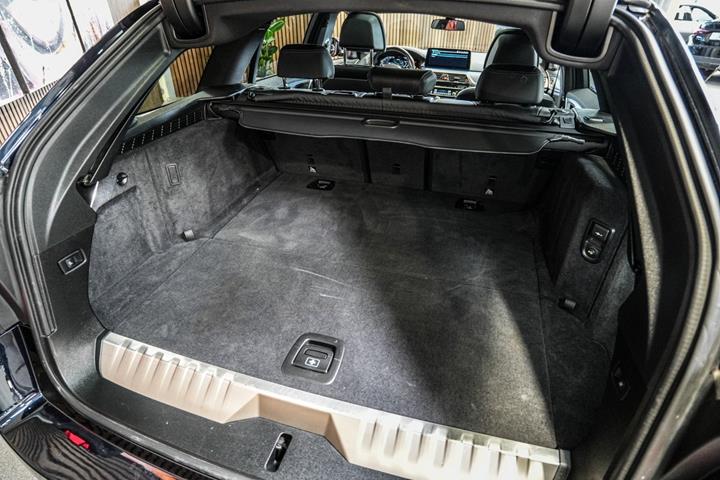 Sort BMW 530e fra 2023