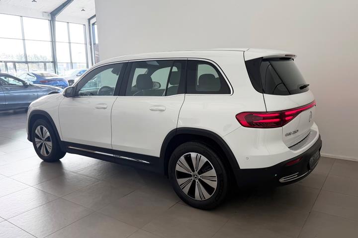 Hvid Mercedes EQB250+ fra 2026