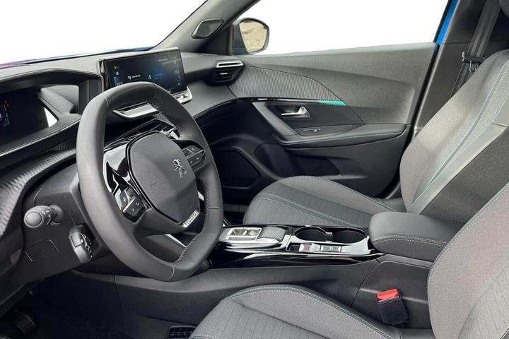 Hvid Peugeot e-2008 fra 2023