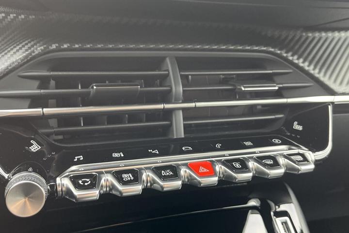 Hvid Peugeot e-2008 fra 2023