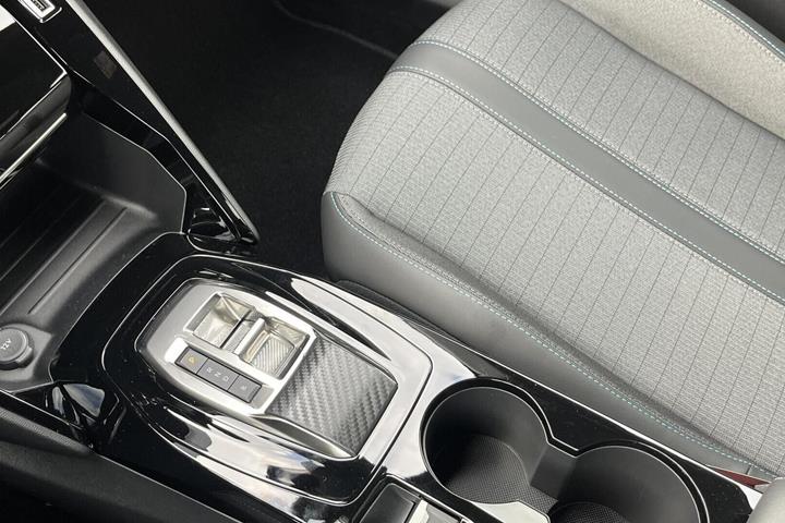 Hvid Peugeot e-2008 fra 2023